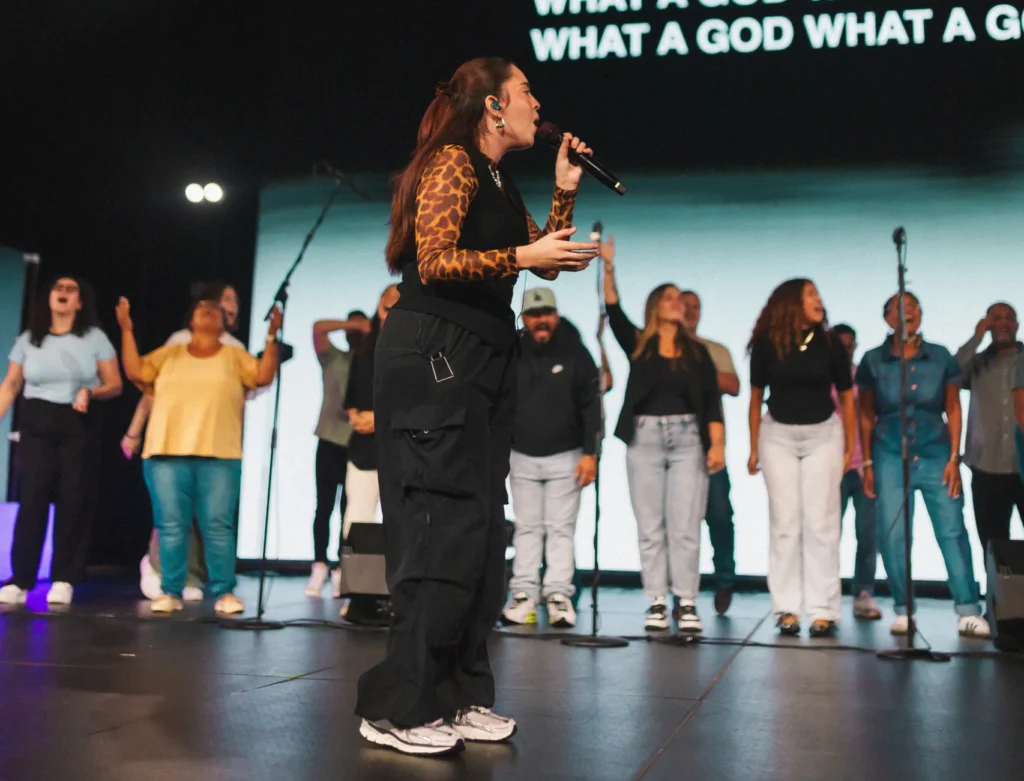 Entre Musica y Milagros: Melody Adorno y su Impacto en la Música Cristiana