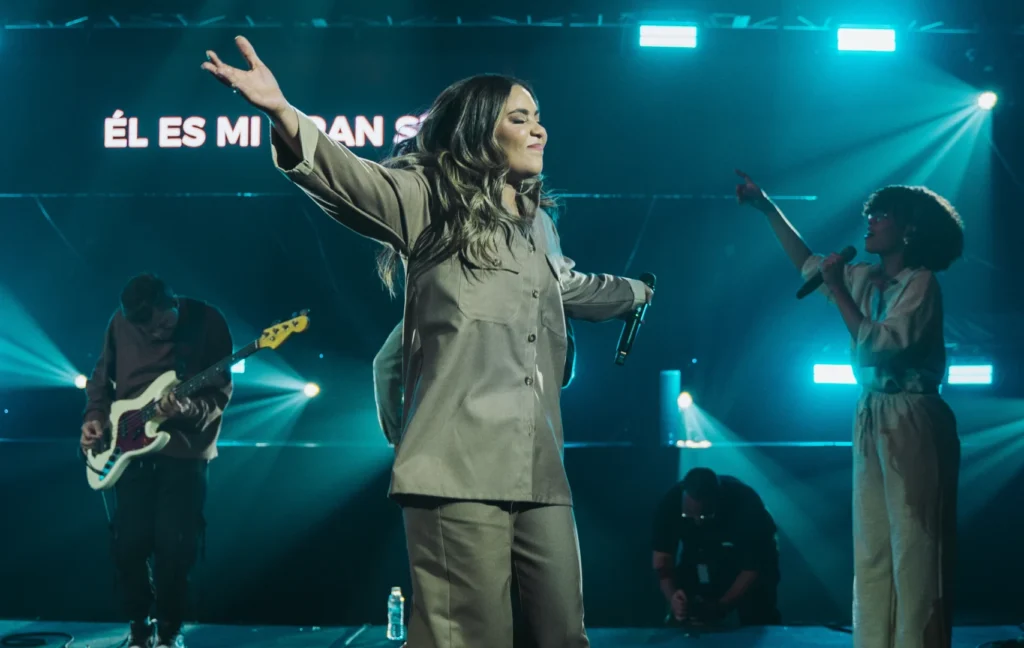 Alison Presenta “Lo Llenas Todo” junto a Grupo Hope